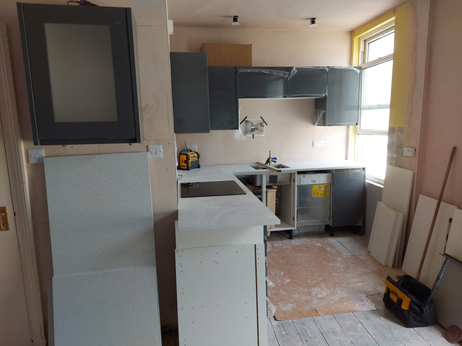 Wall units and glass display in: St John's Road kitchen project photo 12