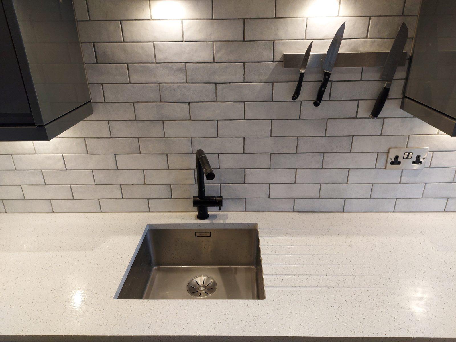 Splashback tiled, black tap in: St John's Road kitchen project photo 18